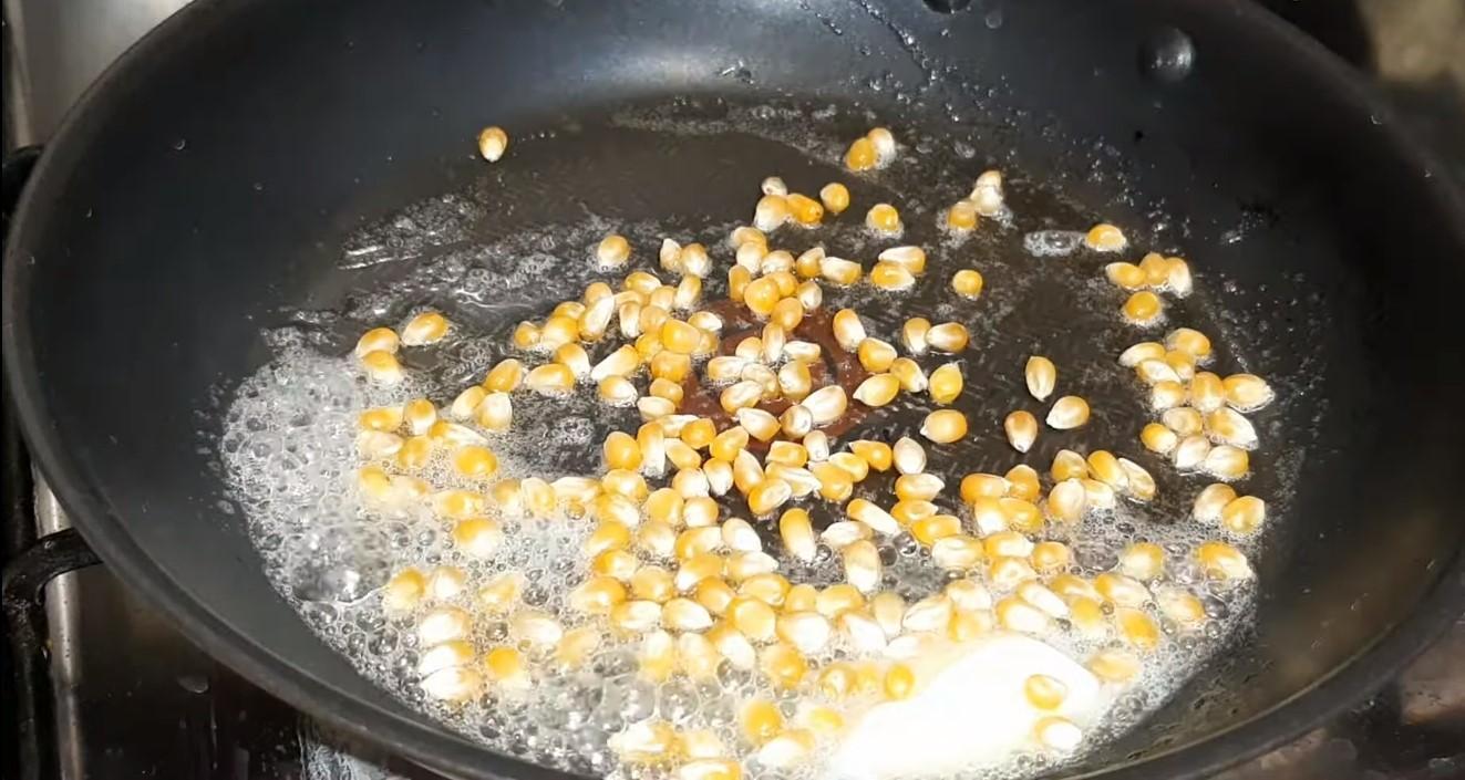 Recipe - Skillet Popcorn na may Sugar Caramel - Hakbang 3