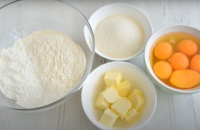 صورة لكعكة إسفنجية بالزبدة