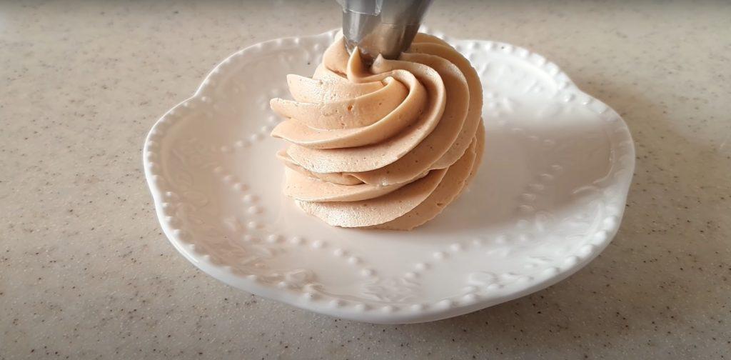 صورة لكريمة تزيين الكيك بالكراميل