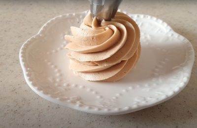 صورة لكريمة تزيين الكيك بالكراميل