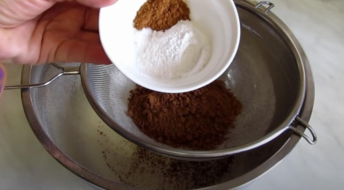 Recipe - Sponge Cake na Walang Itlog na may Kumukulong Tubig - Hakbang 2