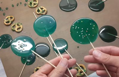 Paano gumawa ng caramel lollipops - mga larawan