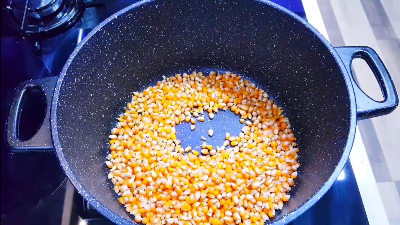 Recipe - Gawang-bahay na Caramel Popcorn sa isang Frying Pan - Hakbang 1