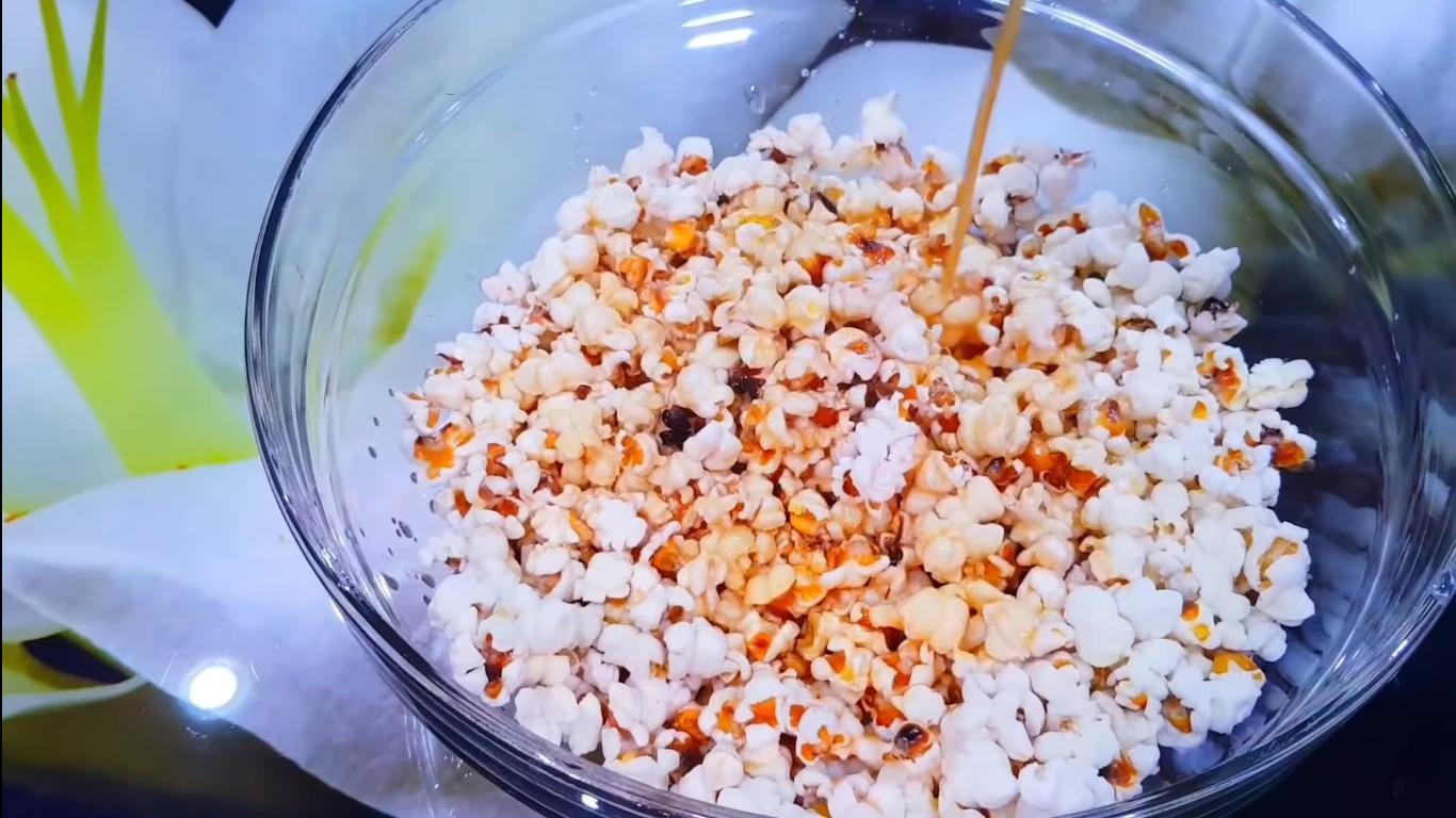 Recipe - Gawang-bahay na Caramel Popcorn sa isang Frying Pan - Hakbang 10