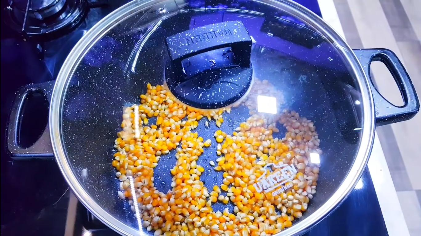 Recipe - Gawang-bahay na Caramel Popcorn sa isang Frying Pan - Hakbang 3