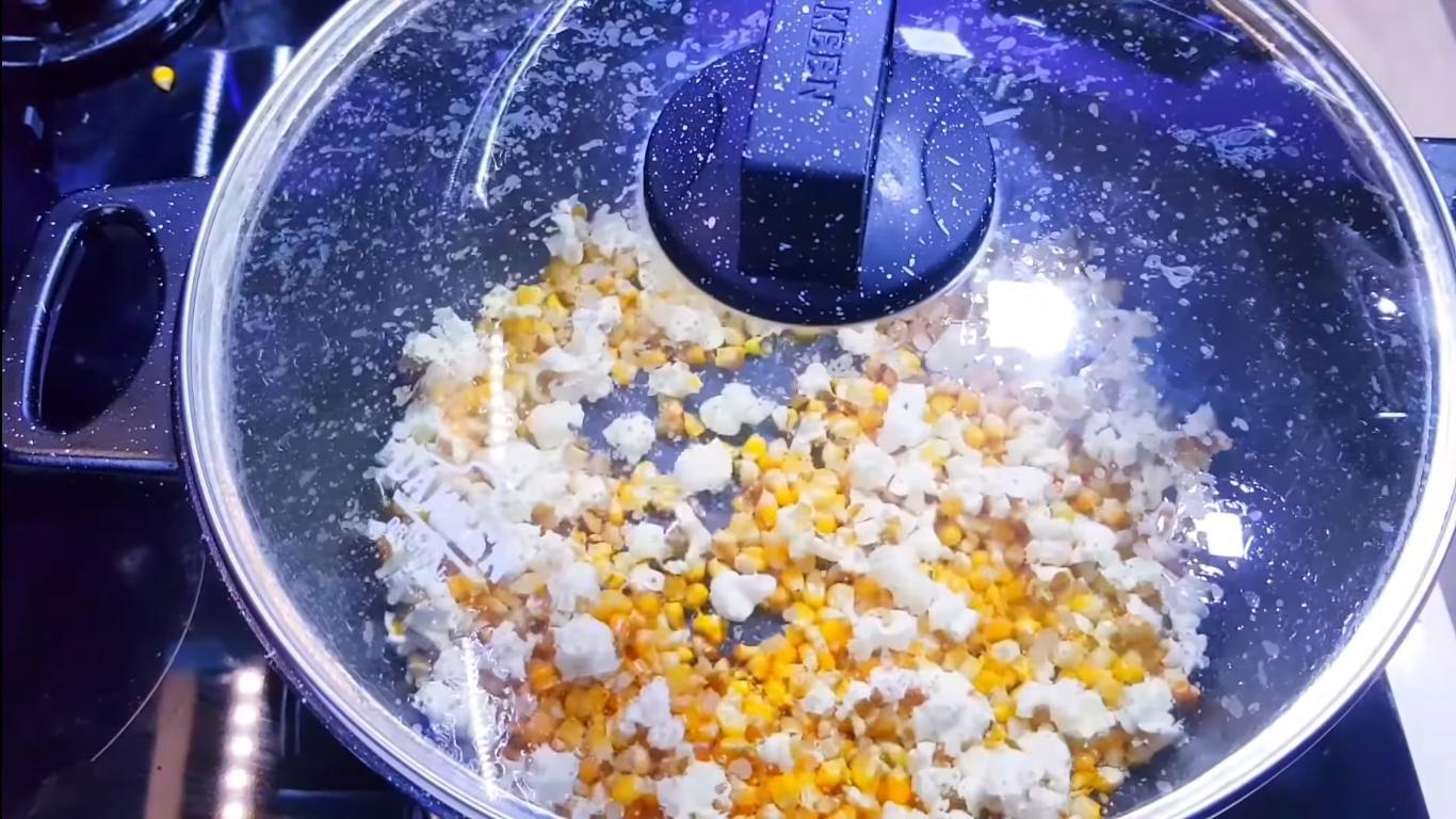 Recipe - Gawang-bahay na Caramel Popcorn sa isang Frying Pan - Hakbang 4