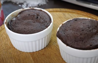 صورة لكعكة الشوكولاتة في الميكروويف