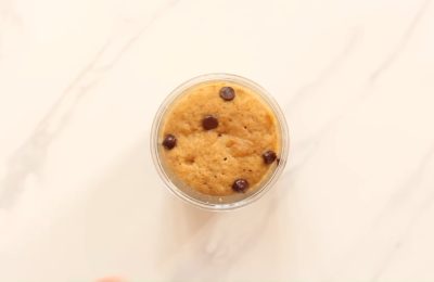 صورة لكعكة صحية محضرة في كوب في الميكروويف