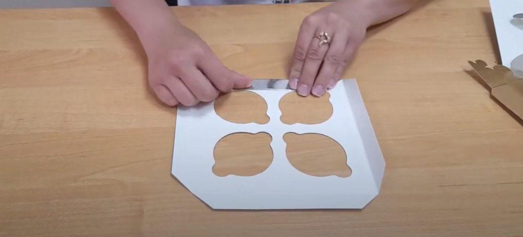 تجميع علبة تحتوي على 4 كب كيك - الخطوة 1