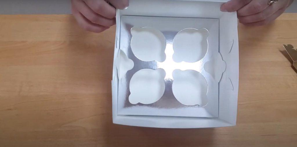 تجميع علبة الكب كيك المكونة من 4 قطع - الخطوة 5