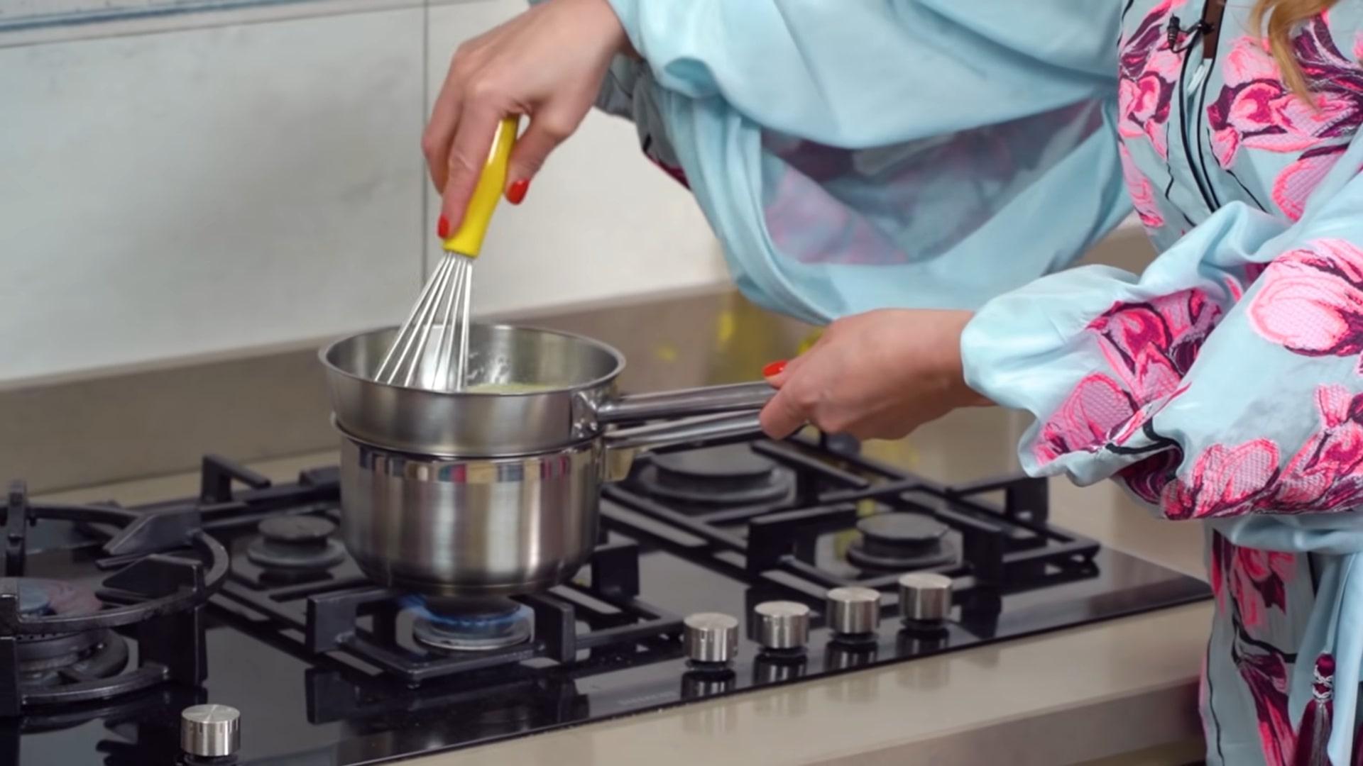 Recette - Glaçage au blanc d'œuf et au sucre pour gâteau de Pâques - Étape 1