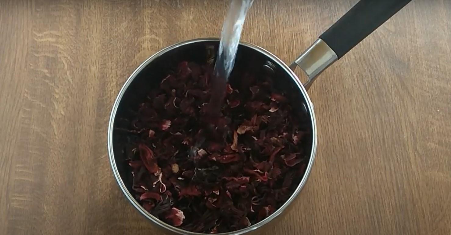 Opskrift - Sådan farver du marmorerede påskeæg med hibiscuste - Trin 1