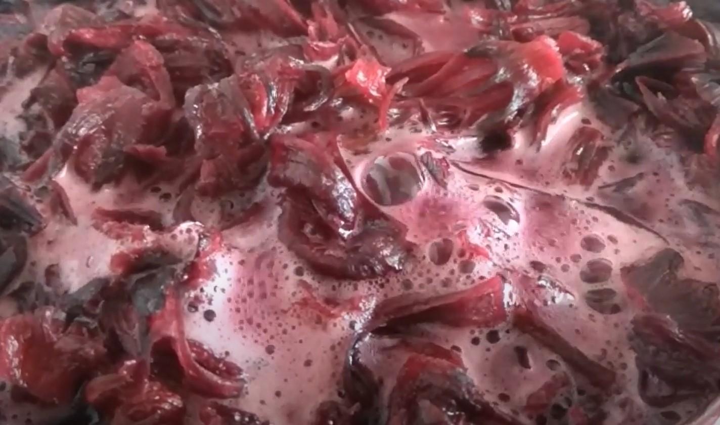 Opskrift - Sådan farver du marmorerede påskeæg med hibiscuste - Trin 3