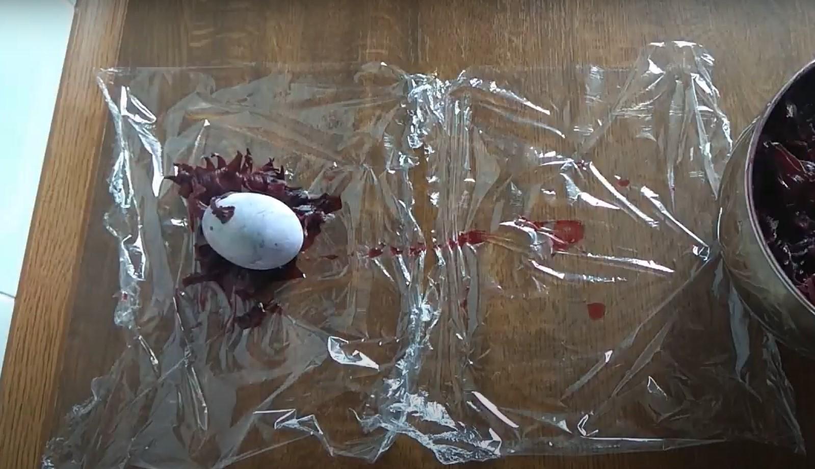 Opskrift - Sådan farver du marmorerede påskeæg med hibiscuste - Trin 4