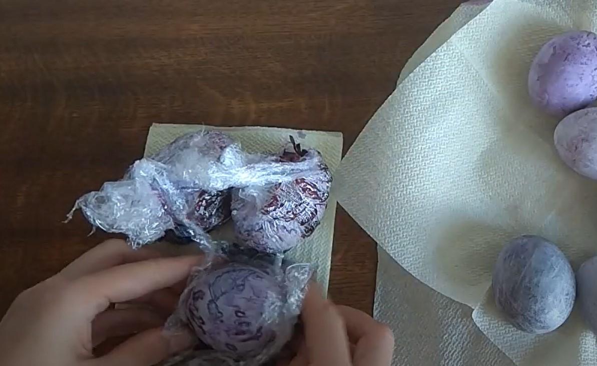 Opskrift - Sådan farver du marmorerede påskeæg med hibiscuste - Trin 5