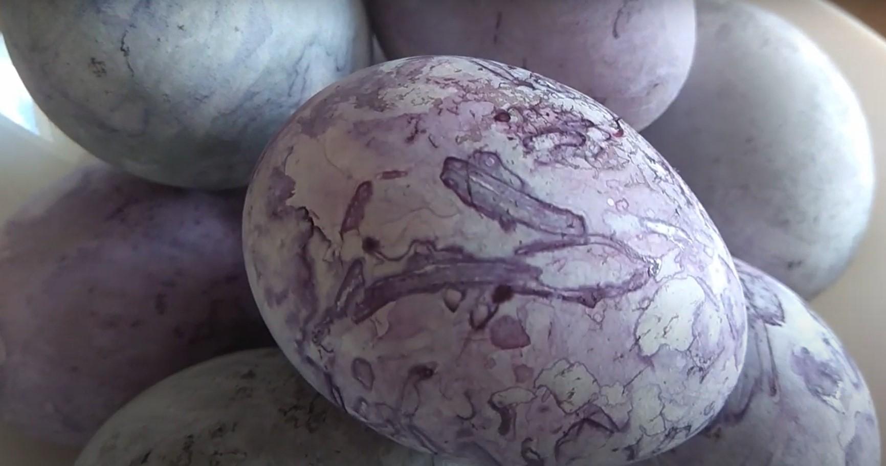 Opskrift - Sådan farver du marmorerede påskeæg med hibiscuste - Trin 6