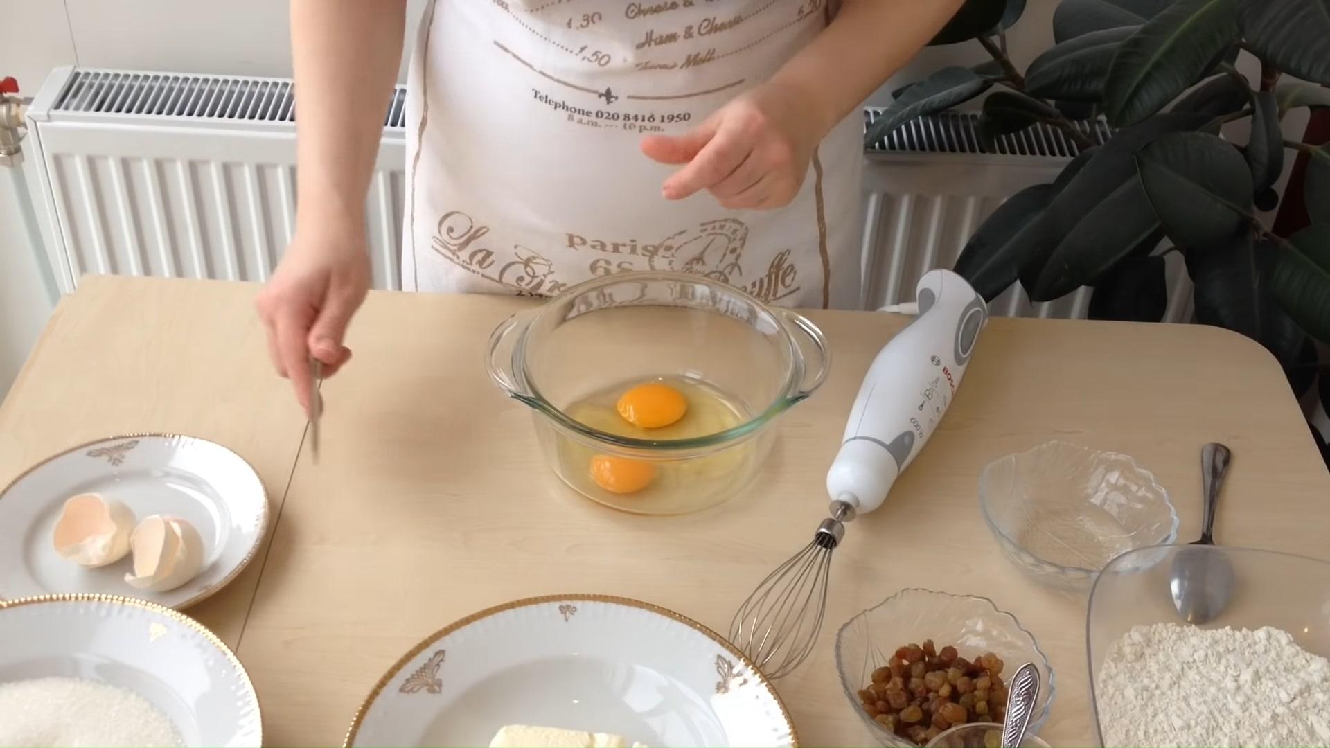 Recepta - Pastís de Pasqua amb mató i panses - Pas 1