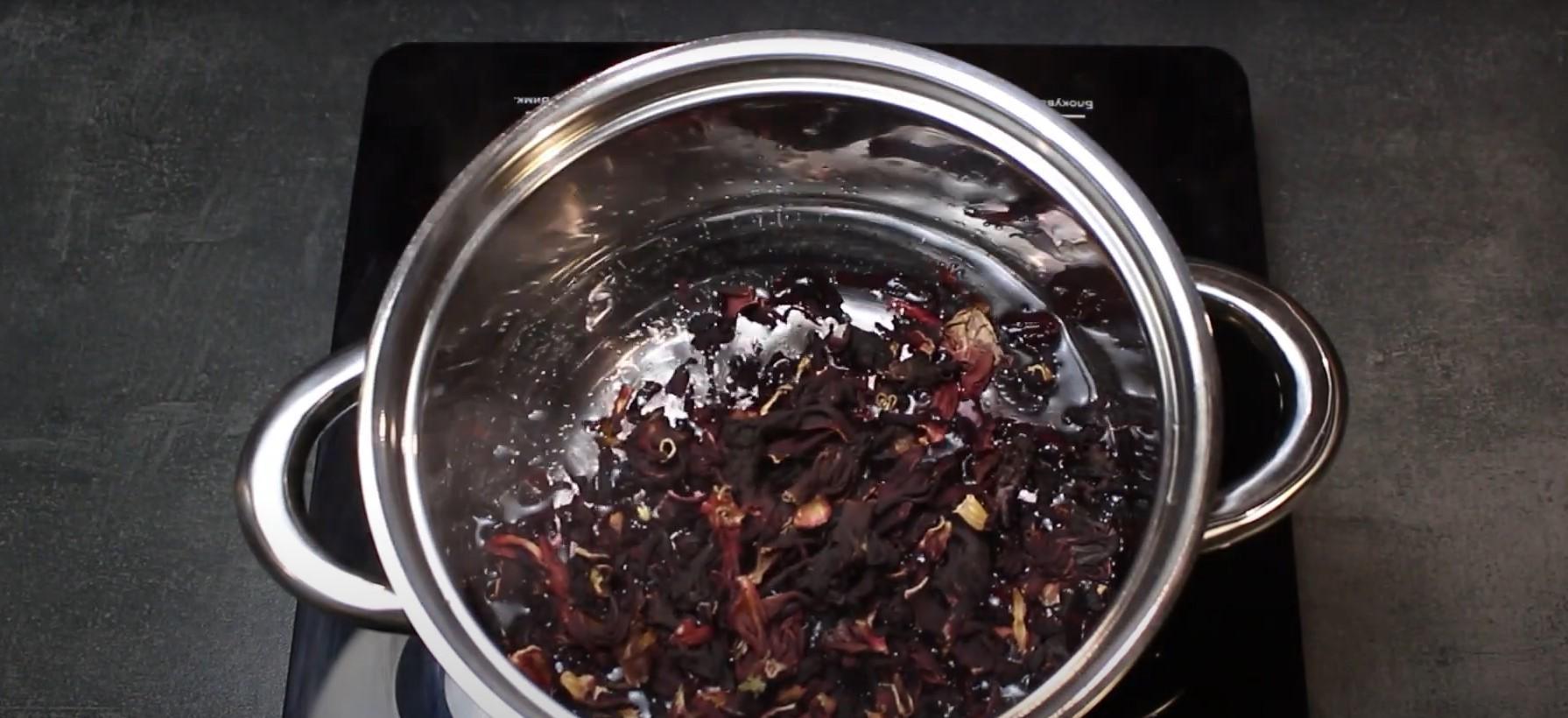 Ricetta - Tintura marmorizzata delle uova con tè all'ibisco e aceto - Fase 1