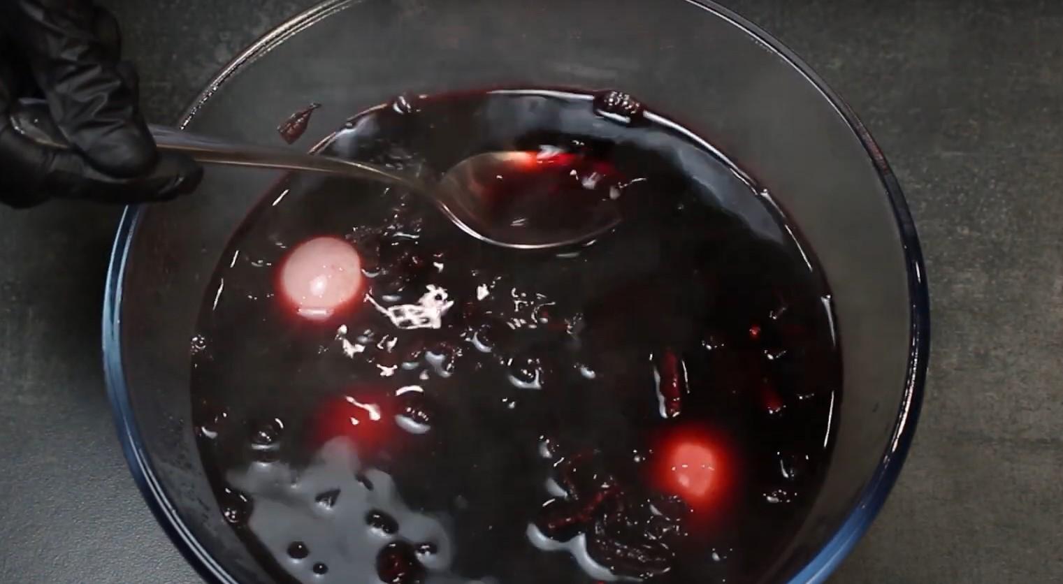 Ricetta - Tintura marmorizzata delle uova con tè all'ibisco e aceto - Fase 4