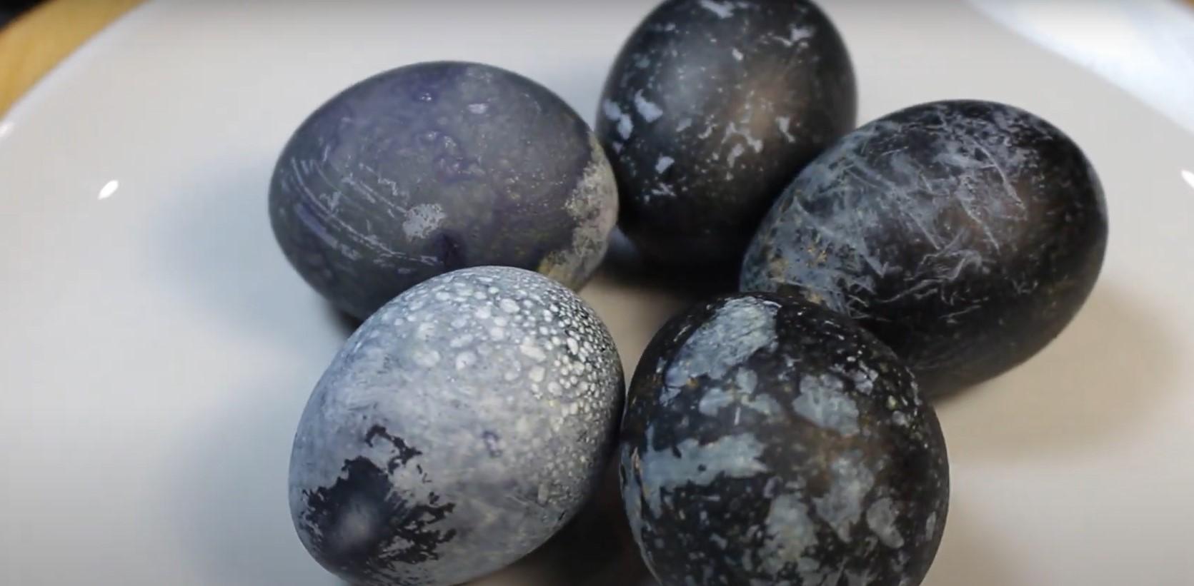 Ricetta - Tintura marmorizzata delle uova con tè all'ibisco e aceto - Fase 5