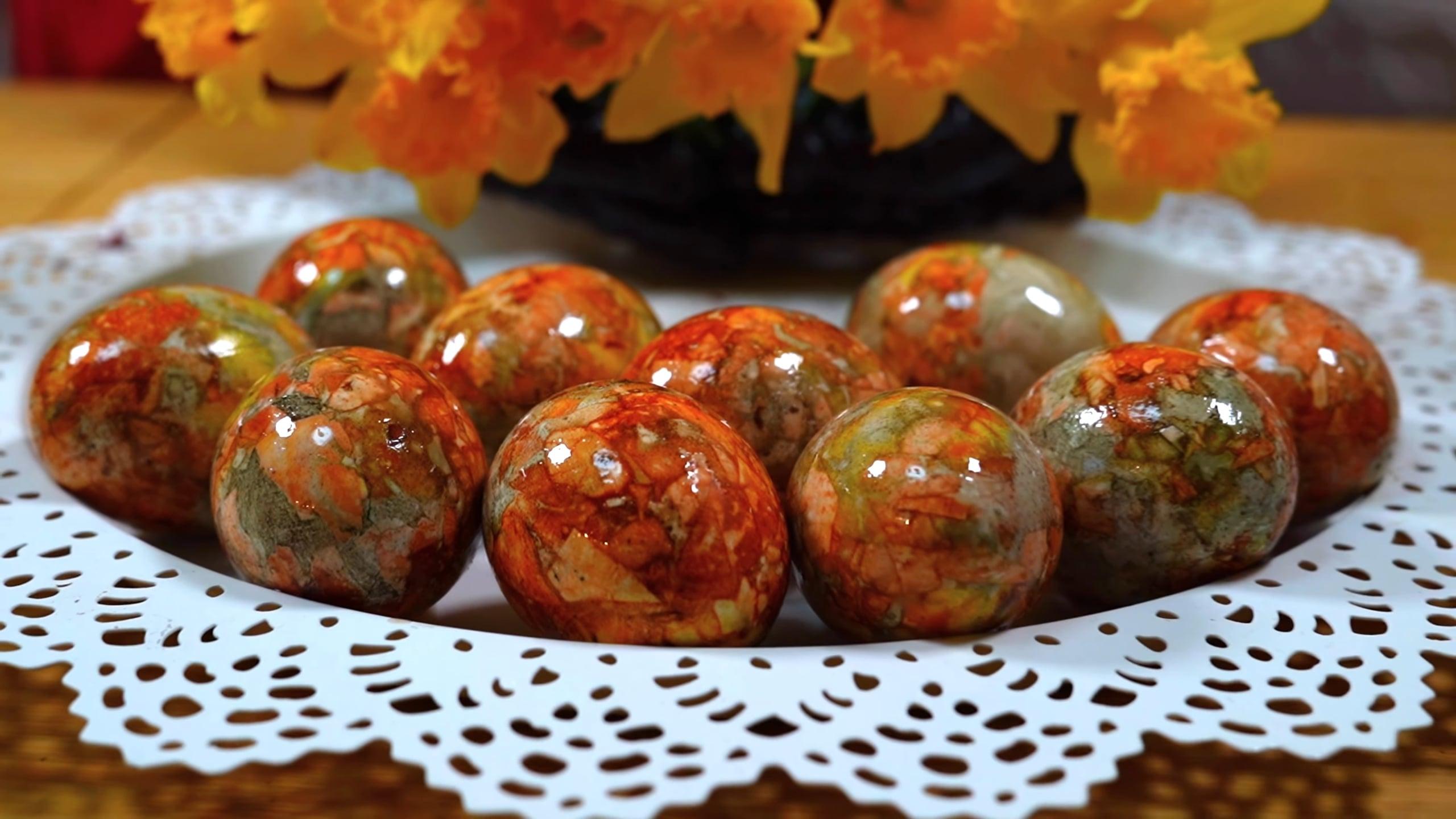 وصفة - تلوين بيض عيد الفصح الأصلي بقشور البيض وشاي الكركديه - الخطوة 10