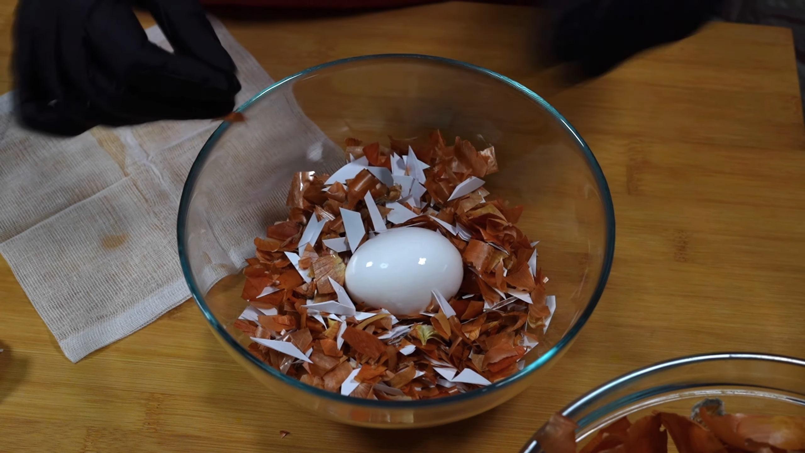 وصفة - تلوين بيض عيد الفصح الأصلي بقشور البيض وشاي الكركديه - الخطوة 3