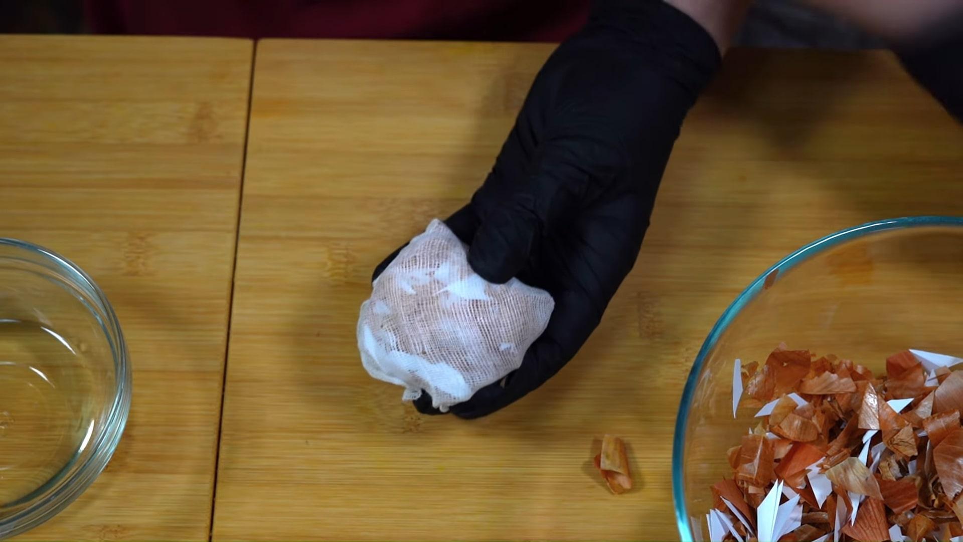 وصفة - تلوين بيض عيد الفصح الأصلي بقشور البيض وشاي الكركديه - الخطوة 4