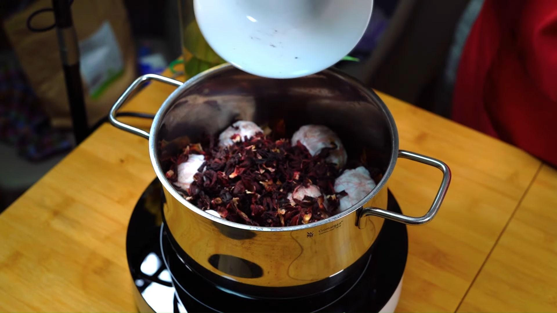 وصفة - تلوين بيض عيد الفصح الأصلي بقشور البيض وشاي الكركديه - الخطوة 6