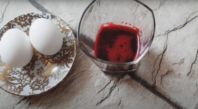 Tenyir ous amb suc de remolatxa - Pas 2