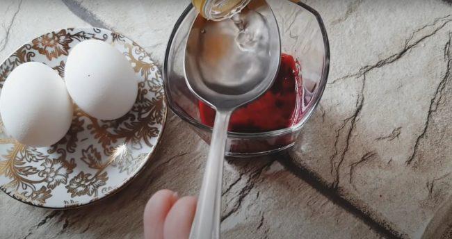 Tenyir ous amb suc de remolatxa - Pas 3