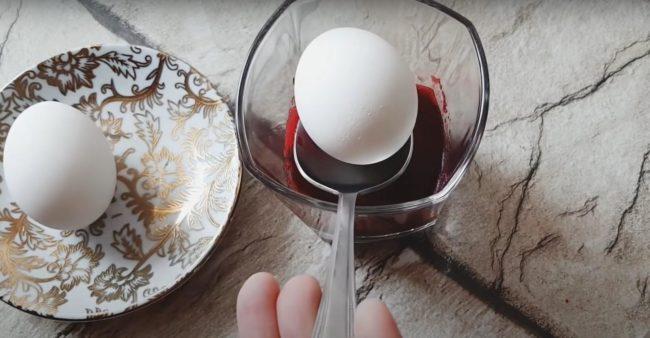 Tenyir ous amb suc de remolatxa - Pas 4