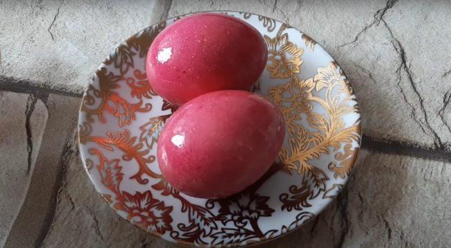 Tenyir ous amb suc de remolatxa - Pas 5