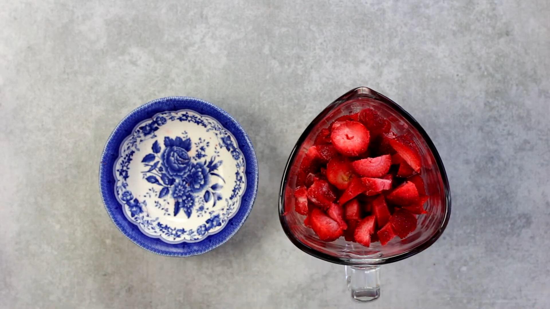 สูตร - เชอร์เบทโยเกิร์ตสตรอว์เบอร์รีโฮมเมด - ขั้นตอนที่ 1