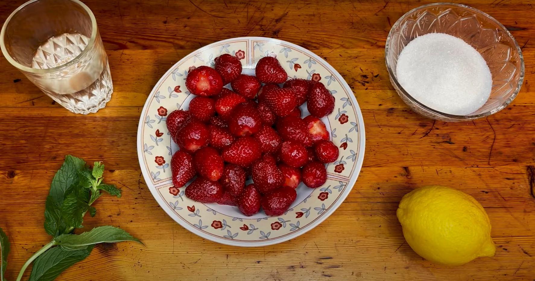 وصفة - جرانيتا الفراولة - الخطوة 1