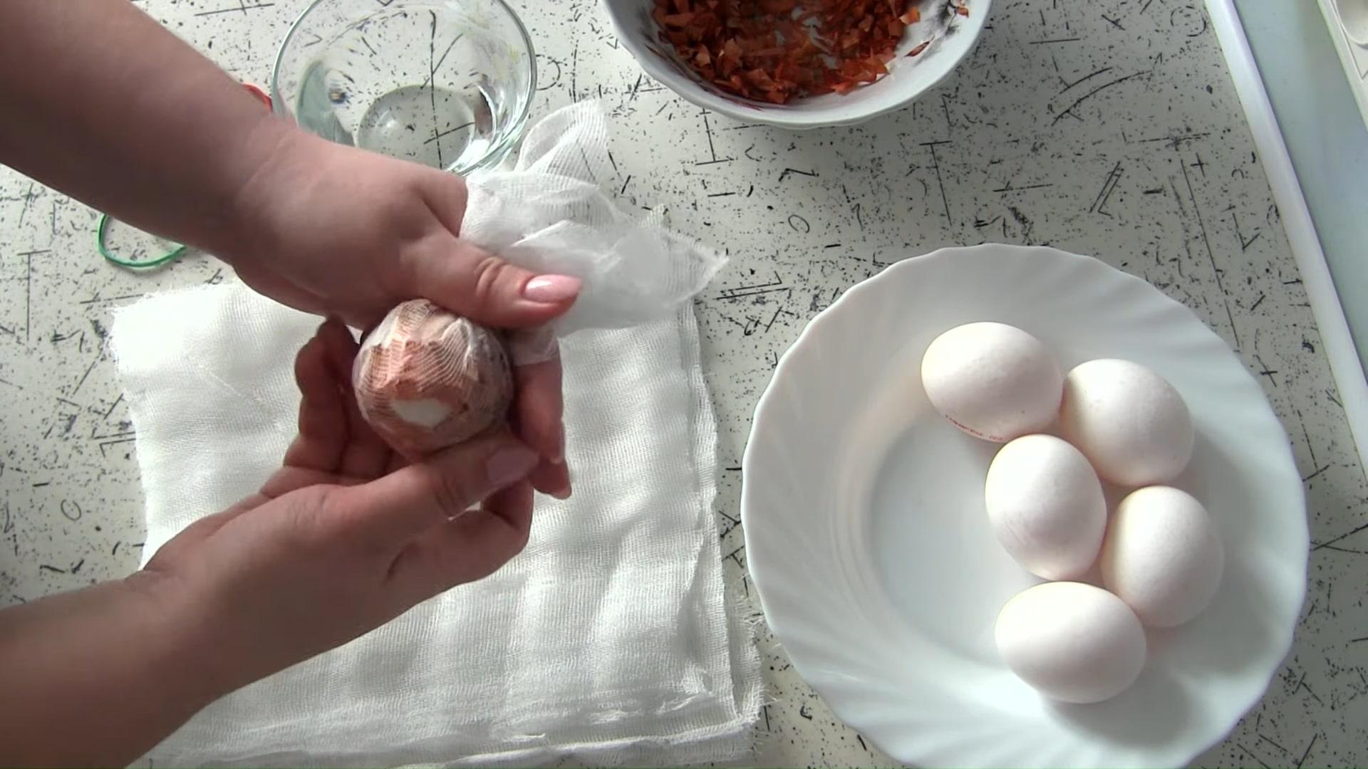 وصفة - كيفية تلوين البيض بقشور البصل واللون الأخضر اللامع - الخطوة 3