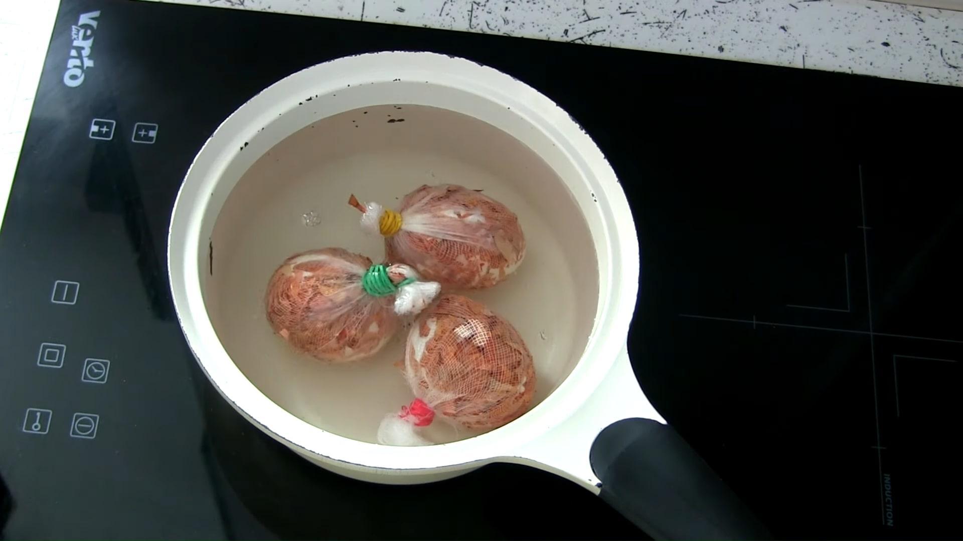 وصفة - كيفية تلوين البيض بقشور البصل واللون الأخضر اللامع - الخطوة 4