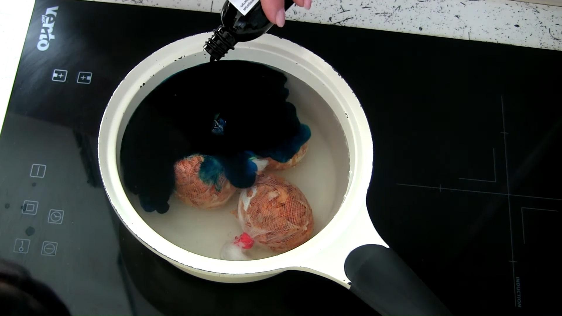 وصفة - كيفية تلوين البيض بقشور البصل واللون الأخضر اللامع - الخطوة 5