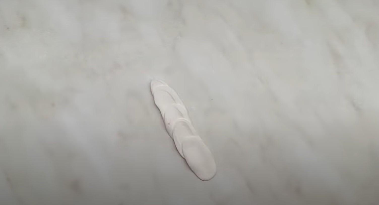 Recepta - Com decorar un pastís de Pasqua amb flors de malví - Pas 3