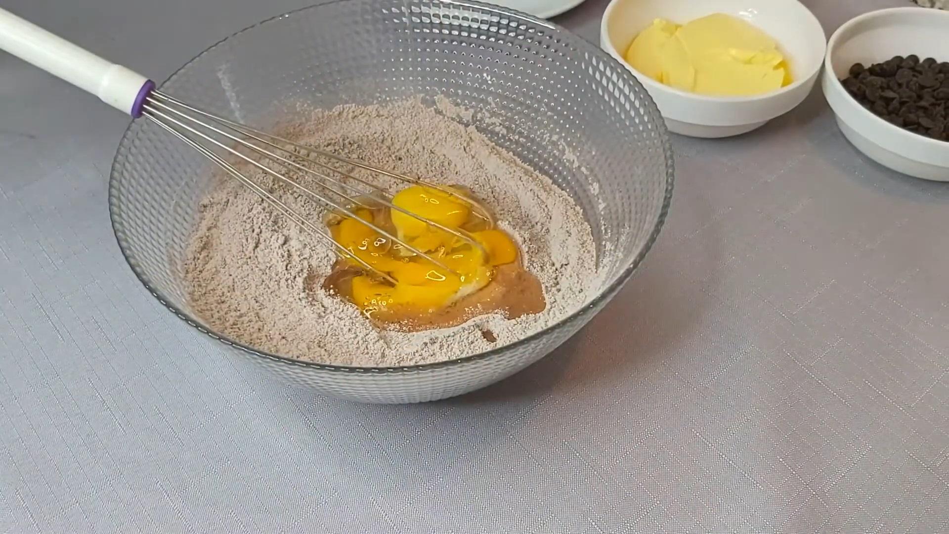 Recepta - Cupcakes amb xips de xocolata en motlles de silicona - Pas 2