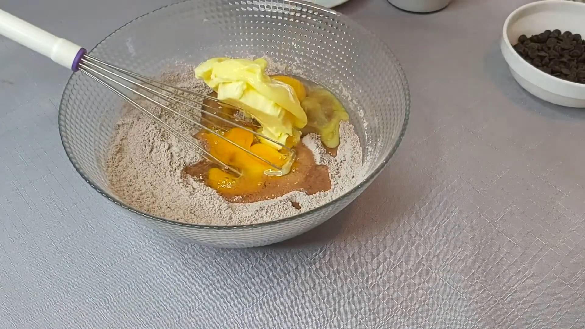 Recepta - Cupcakes amb xips de xocolata en motlles de silicona - Pas 3