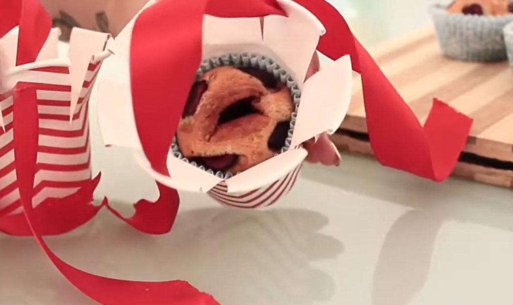 تغليف جميل لكعكة واحدة أو مافن كهدية - الخطوة 4