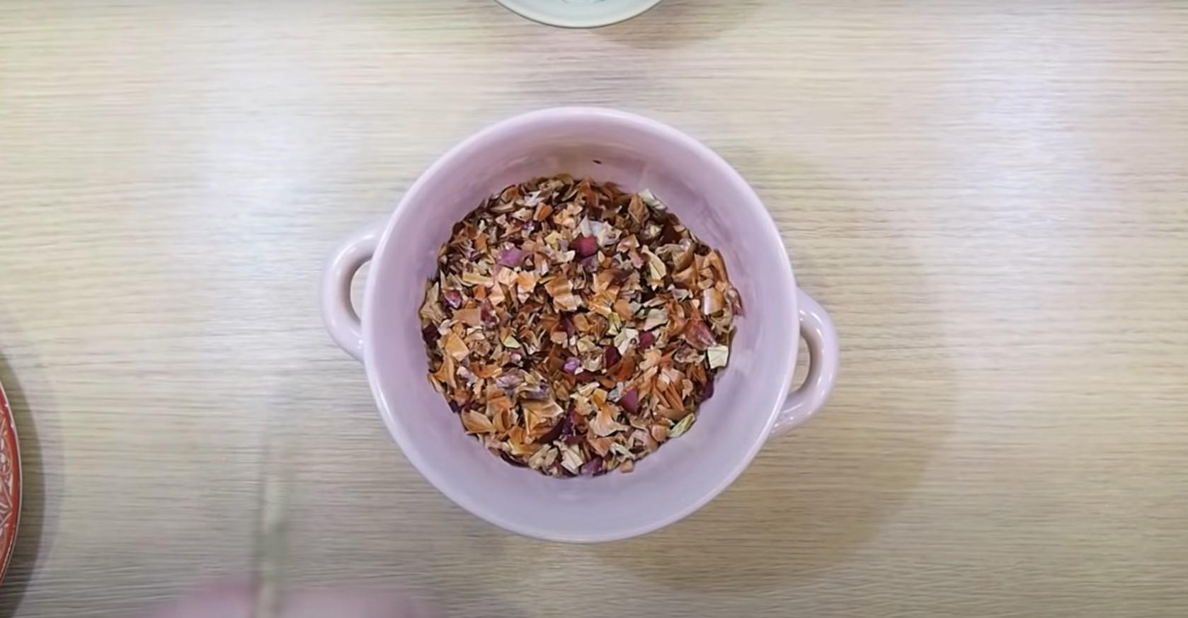 Opskrift - Farvning af æg med hibiscuste og løgskaller - Trin 1