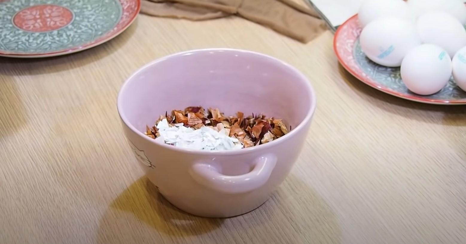 Opskrift - Farvning af æg med hibiscuste og løgskaller - Trin 2