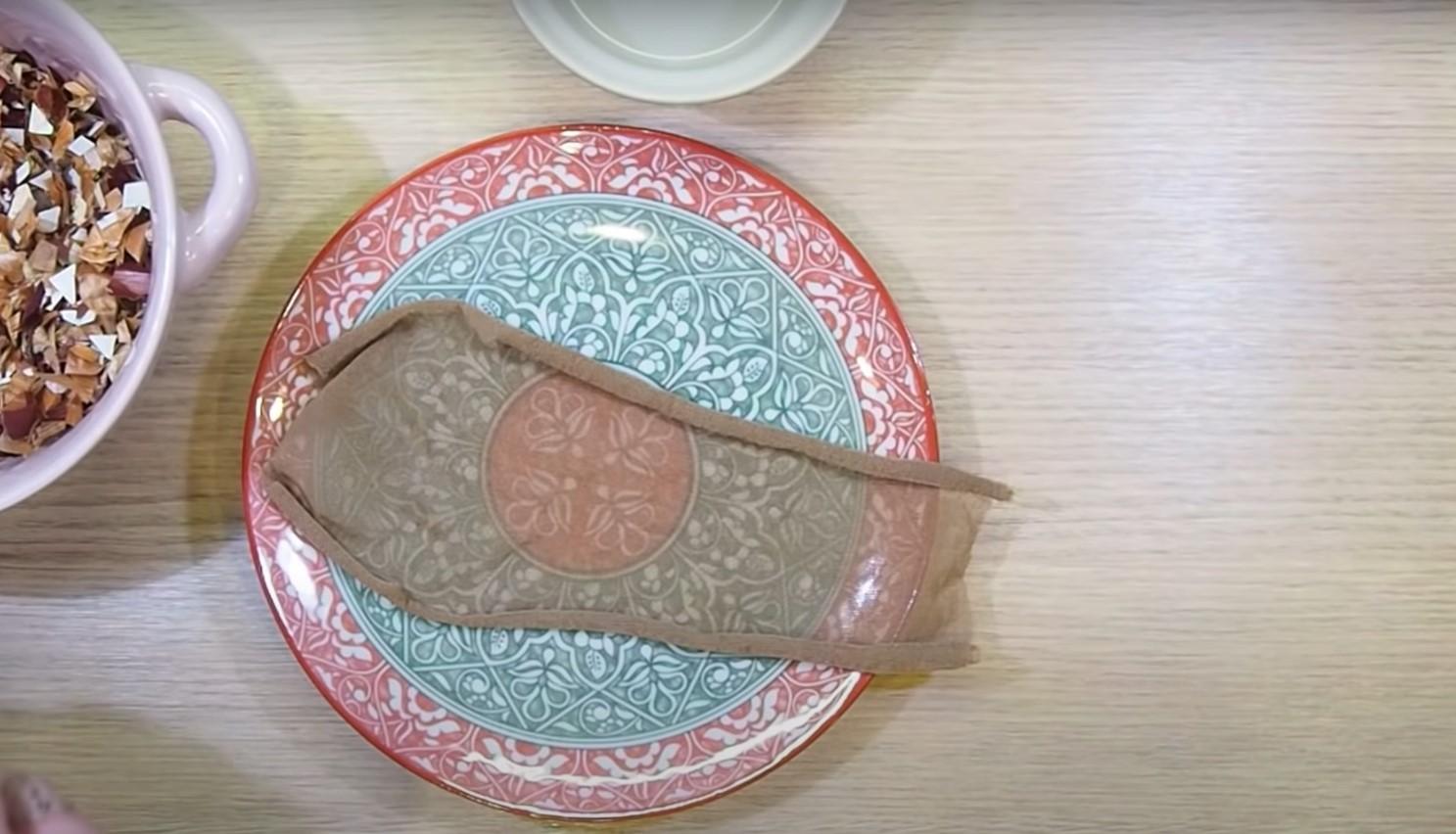 Opskrift - Farvning af æg med hibiscuste og løgskaller - Trin 3