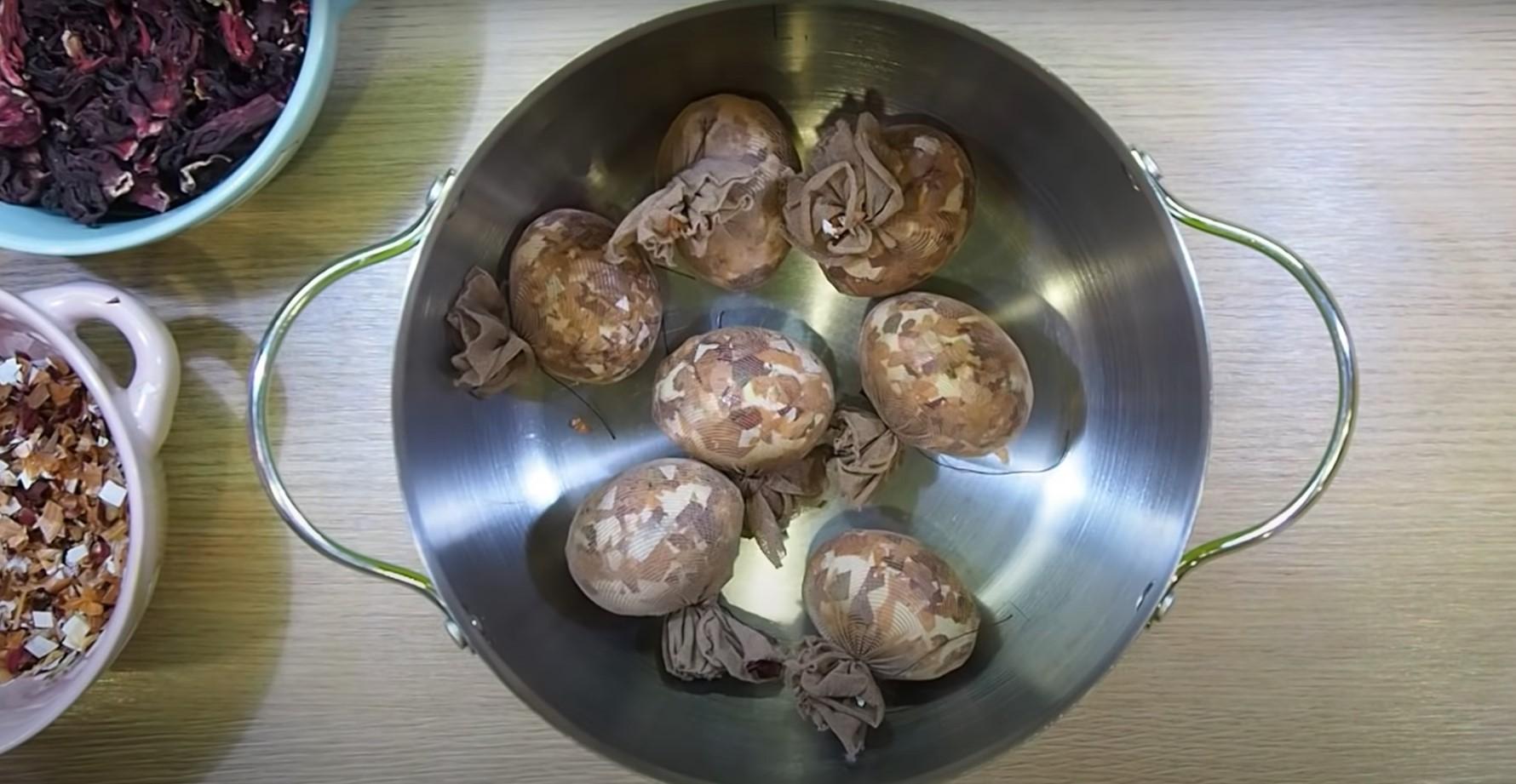 Opskrift - Farvning af æg med hibiscuste og løgskaller - Trin 5