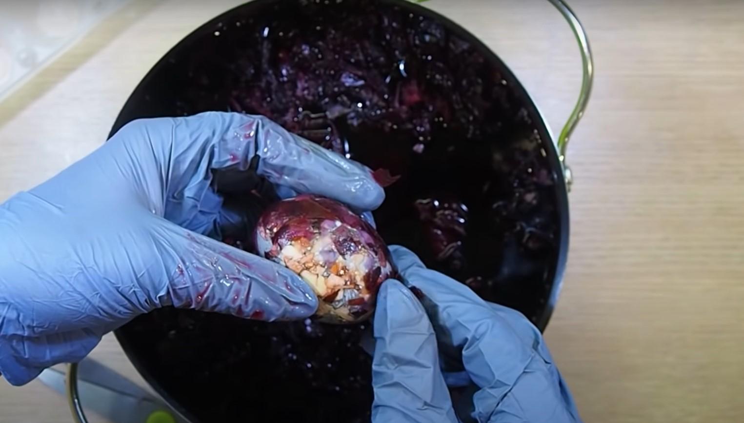 Opskrift - Farvning af æg med hibiscuste og løgskaller - Trin 8