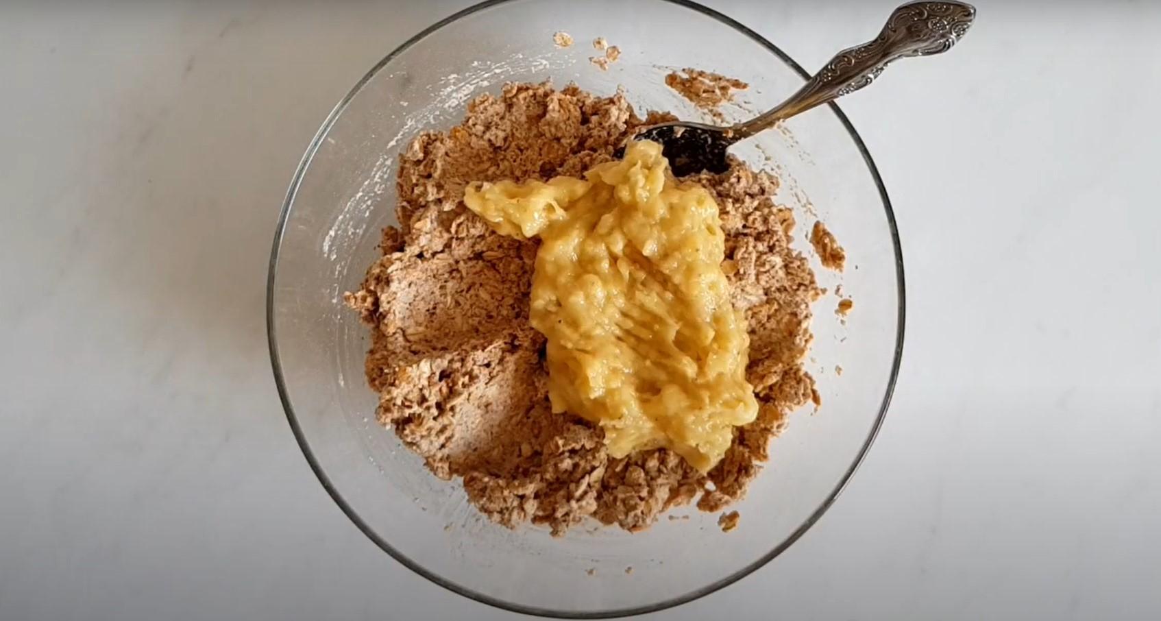 Recepta - Magdalenes de plàtan amb farina de civada sense farina - Pas 6