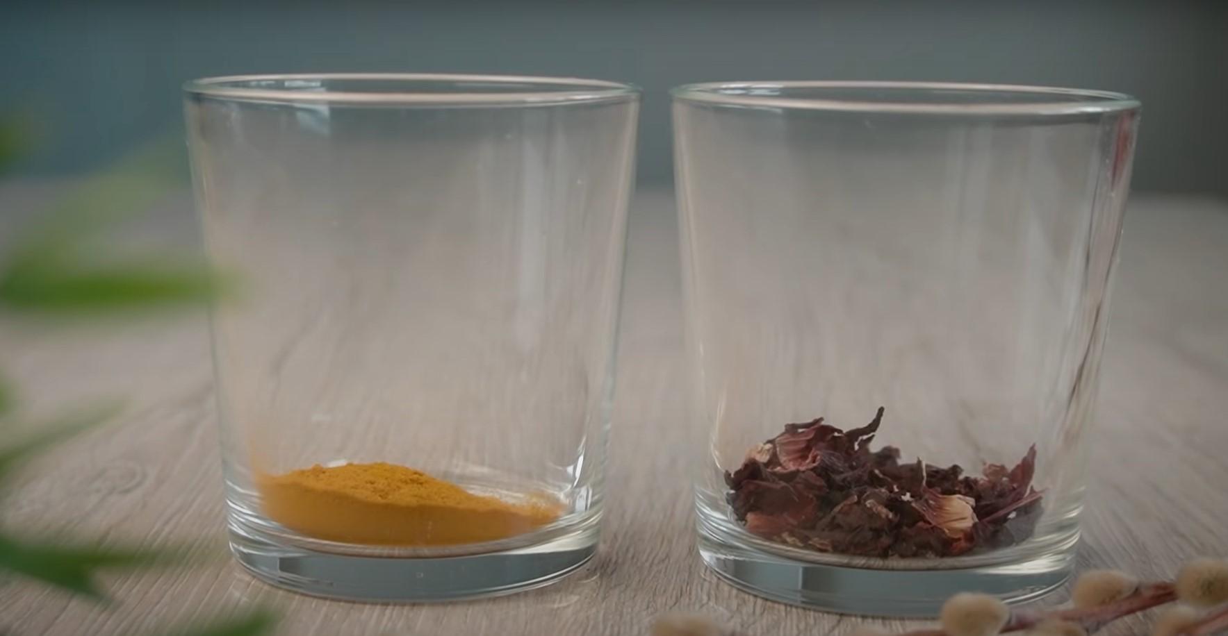 Ricetta - Colorare le uova di Pasqua con ibisco e curcuma - Fase 2