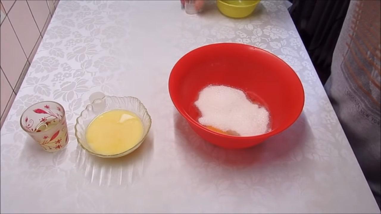 สูตร - เค้กอีสเตอร์แสนอร่อยสำหรับครอบครัว ทำในหม้อหุงข้าวอเนกประสงค์ Redmond - ขั้นตอนที่ 2