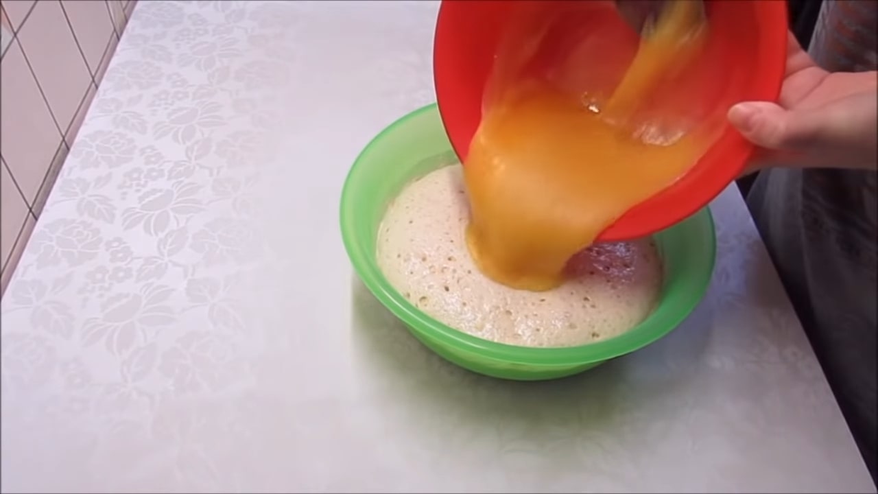 สูตร - เค้กอีสเตอร์แสนอร่อยสำหรับครอบครัว ทำในหม้อหุงข้าวอเนกประสงค์ Redmond - ขั้นตอนที่ 4